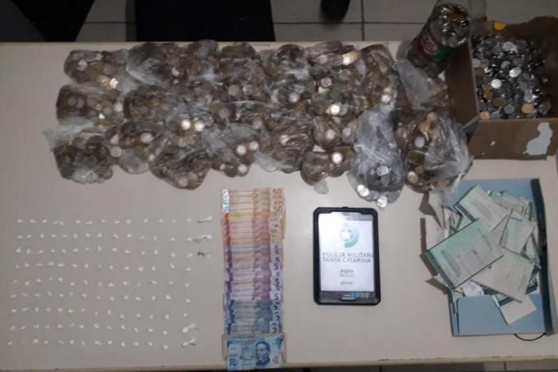 Traficante é preso e policiais localizam 129 porções de cocaína e quase R$ 4 mil