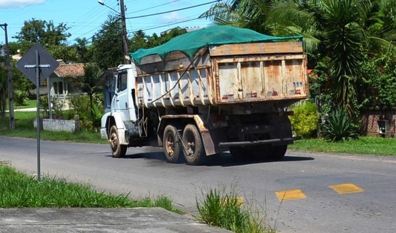 Motoristas ignoram placas restritivas e trafegam com excesso de peso