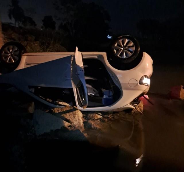 Carro cai de ponte e deixa três pessoas feridas em Sangão