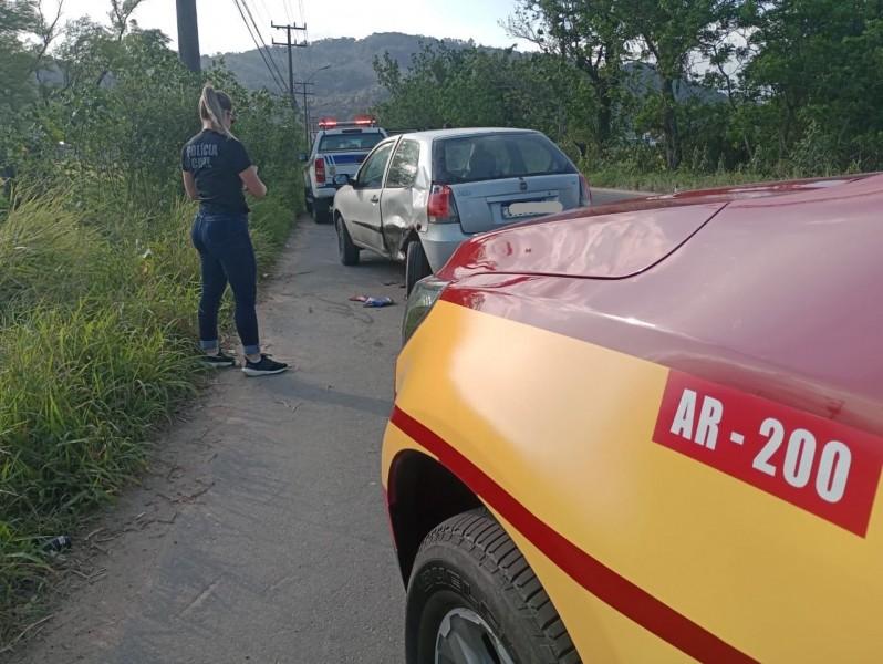 Tubarão: motociclista colide contra carro, é ejetado e morre na SC-370