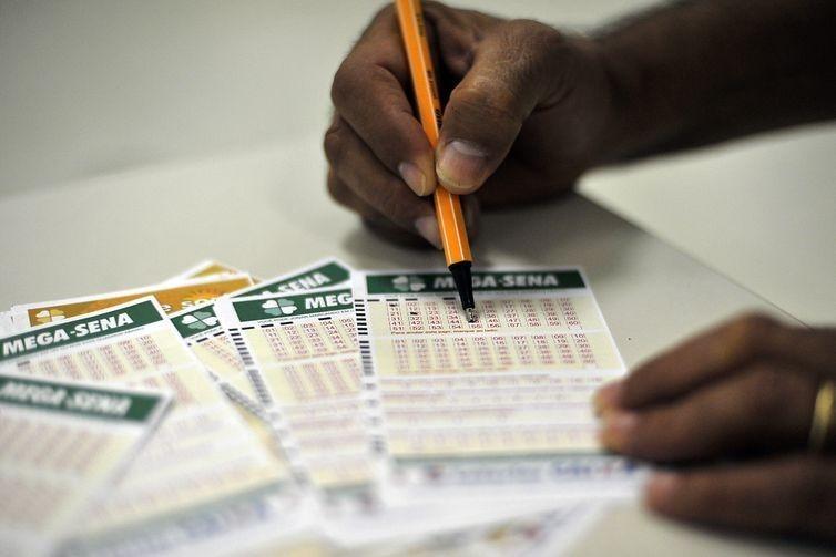 Mega-Sena pode pagar prêmio de R$ 105 milhões nesta quarta-feira