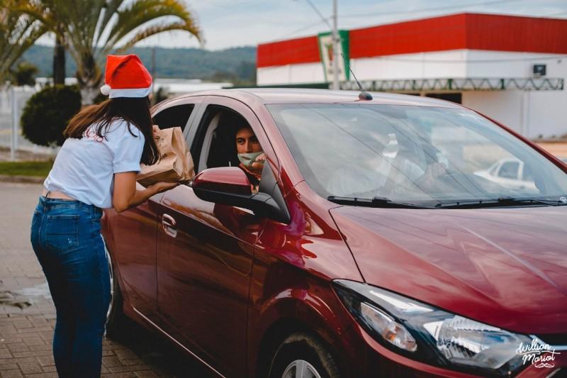 Alumasa promove drive-thru para celebrar o natal com colaboradores