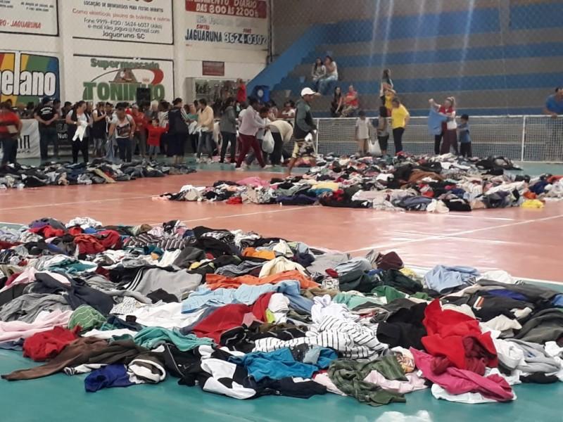Campanha do Agasalho: famílias recebem doações em Jaguaruna