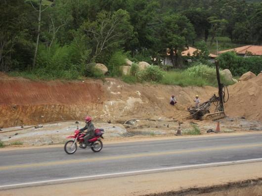  Detonação de rochas na BR-101, nesta quinta-feira 