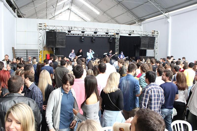 Festa Amigos do Monge reúne centenas de pessoas na Saint Bier