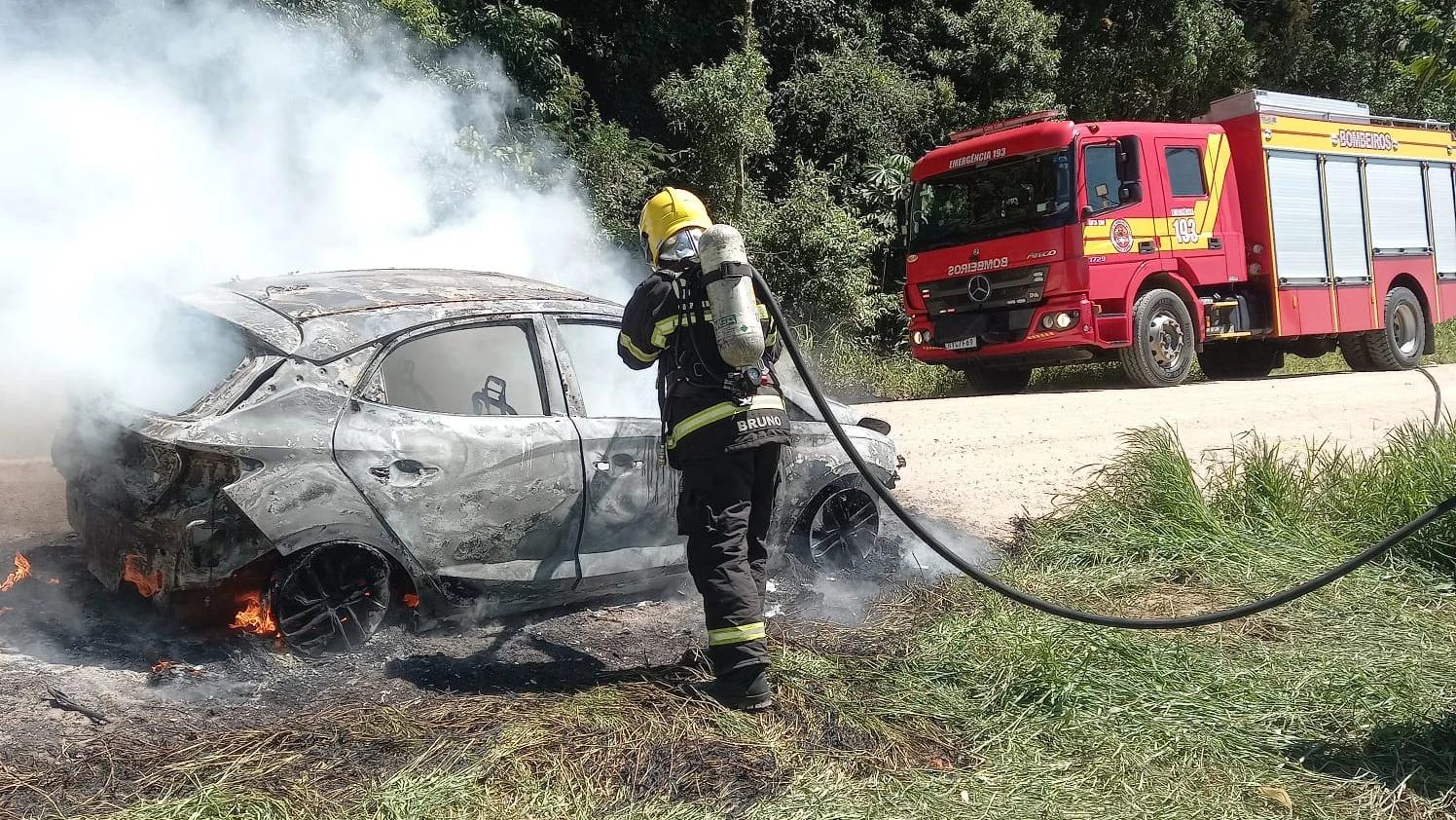 Carro é destruído por incêndio em Içara