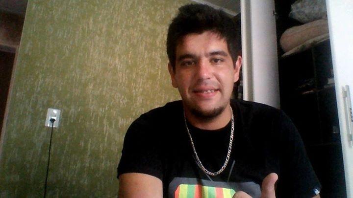 Motociclista de 22 anos morre ao colidir em caminhão