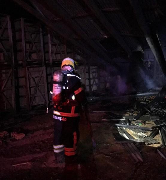 Depósito de olaria é consumido por incêndio em Morro da Fumaça 