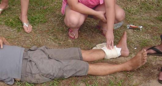 Idoso é atropelado em frente a acesso de parque aquático