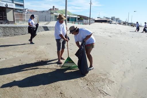 Sábado de multirão de limpeza em Balneário Arroio do Silva