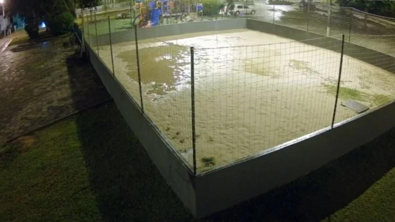 Câmera flagra furto de banco em praça de Morro da Fumaça; prefeito se manifesta