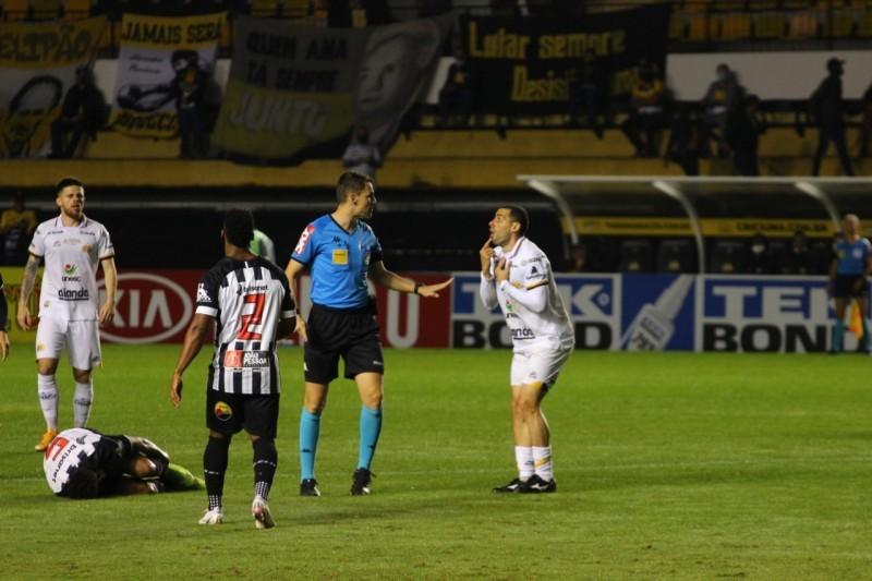 Criciúma envia ofício à CBF questionando arbitragem do jogo contra o Botafogo (PB)
