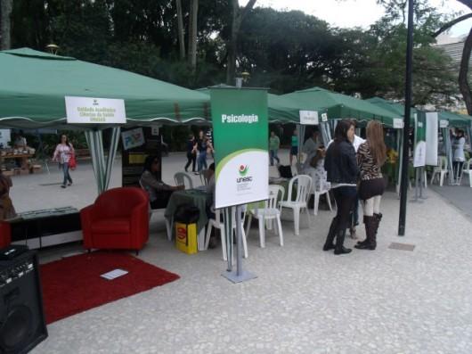 Cursos da saúde da Unesc prestam atendimento na Praça Nereu Ramos