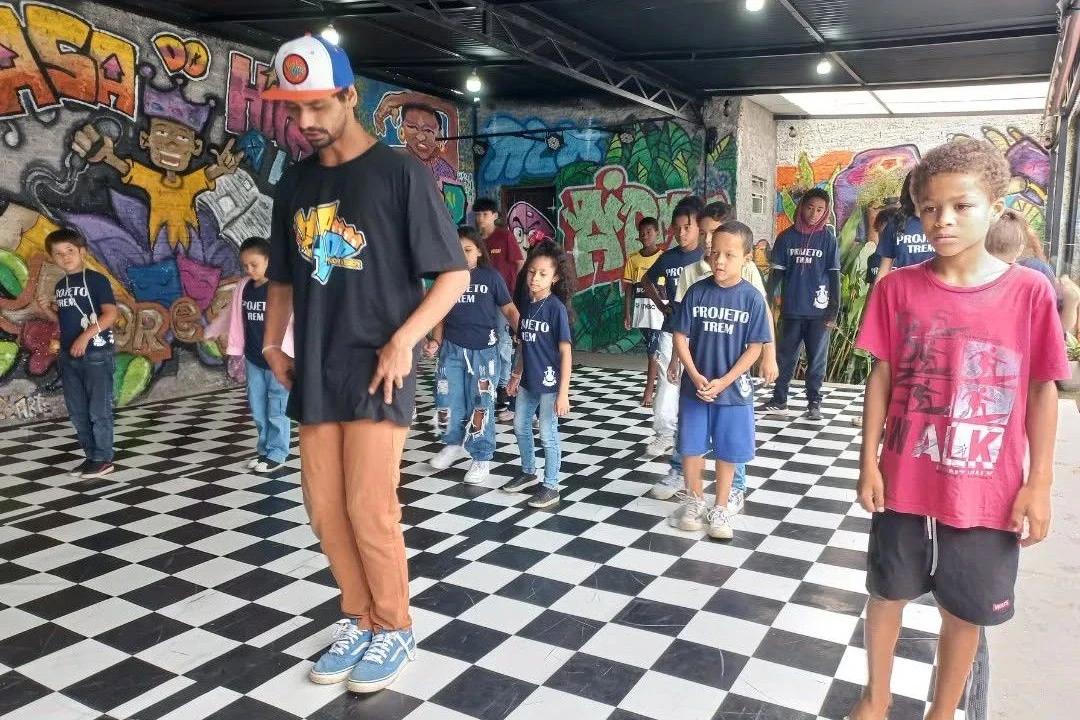 Projeto oferece aulas gratuitas de capoeira para moradores de Criciúma