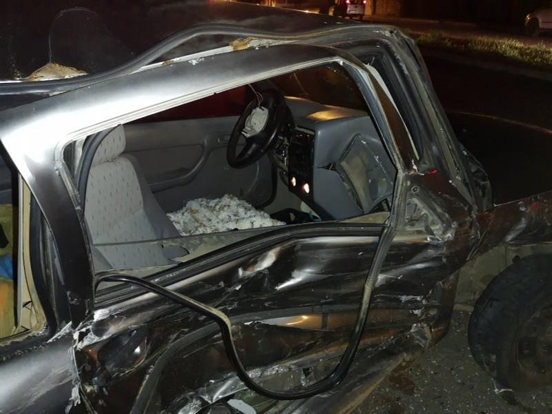 Colisão entre dois veículos deixa três pessoas feridas