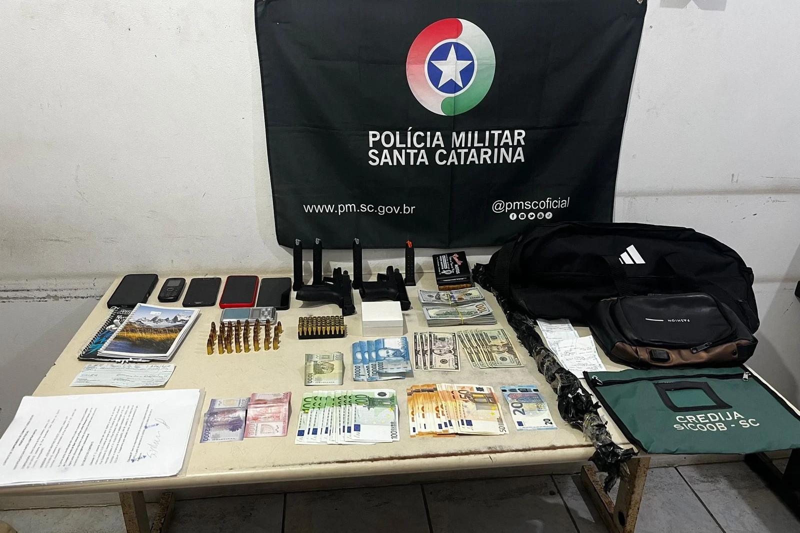 PM apreende mais de R$ 150 mil em moedas estrangeiras e prende suspeitos de furtos