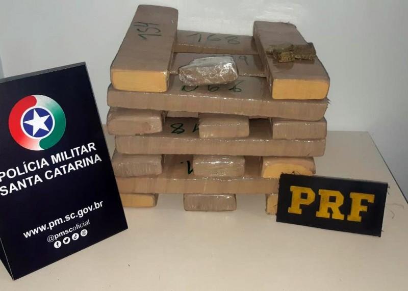 PRF e PM apreendem 20 quilos de maconha com casal de Criciúma na BR-101 em Imbituba 