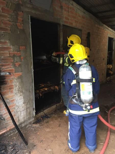 Bombeiros controlam incêndio em estufa de secagem de fumo