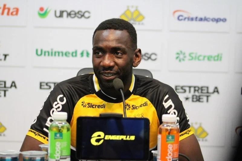 Criciúma inicia conversa com o atacante Yannick Bolasie para retorno