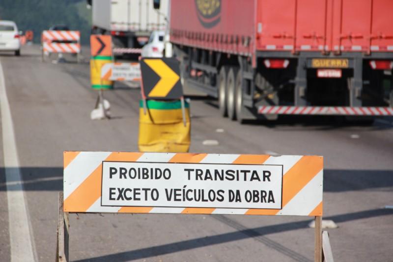 Atenção aos estreitamentos de pistas na BR-101