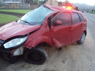 Caminhão entra na frente de carro e causa capotamento