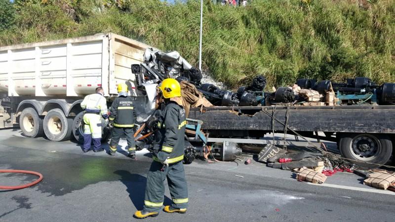 Caminhoneiro do Sul do Estado morre após colisão traseira