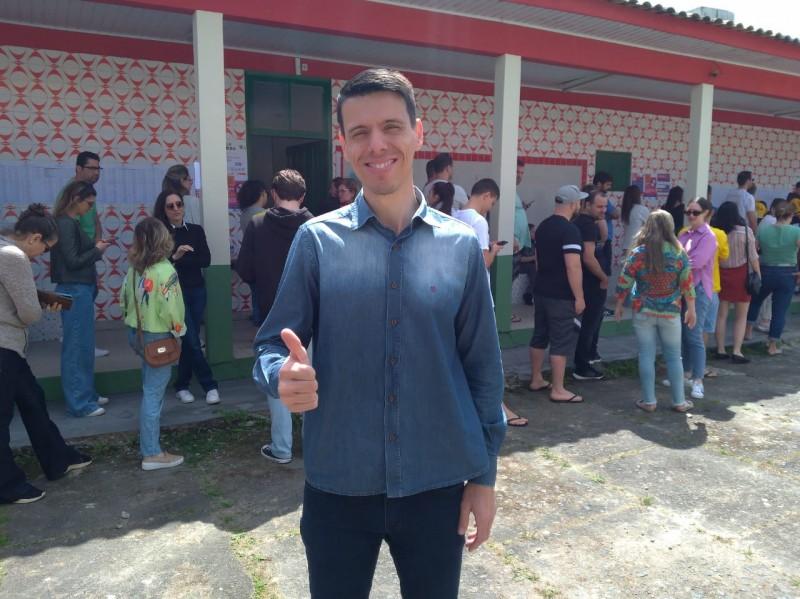 Presidente da CDL vota no Colégio Joaquim Ramos