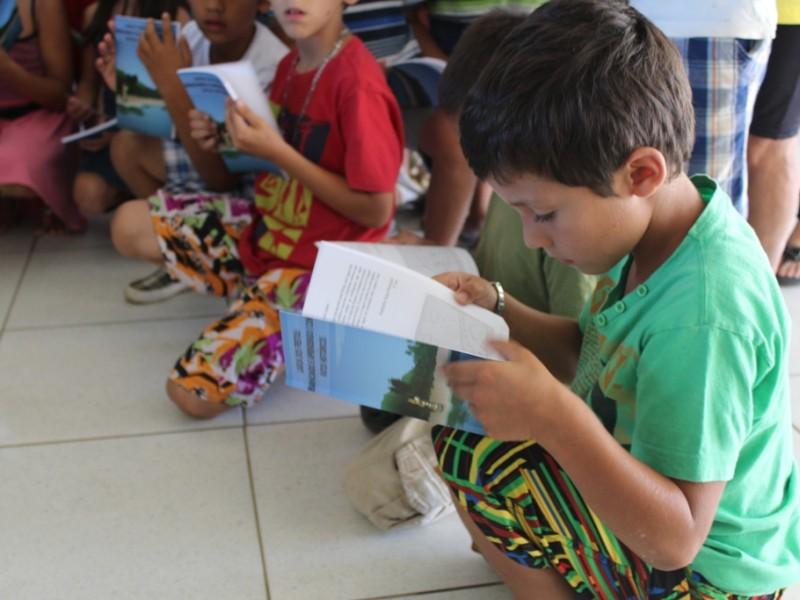 Alunos lançam primeiro livro de Balneário Rincão