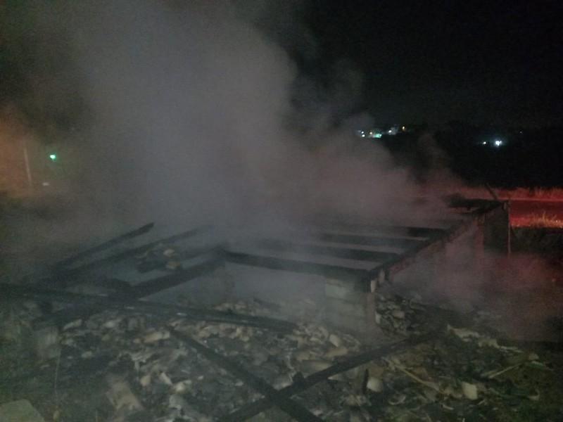 Incêndio destrói casa no bairro Naspolini, em Criciúma