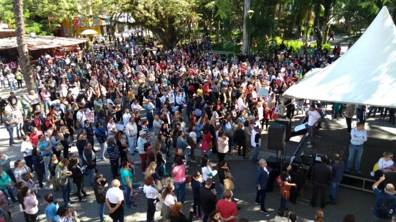 Para os organizadores, oito a dez mil na greve geral