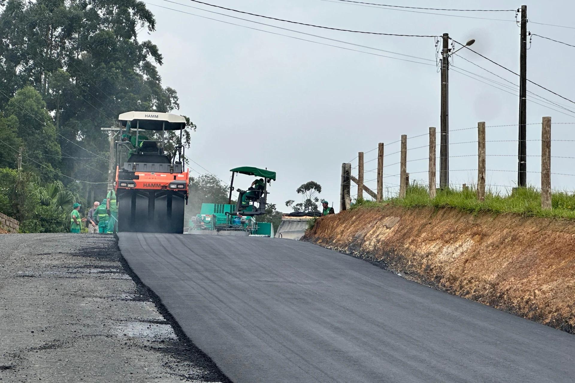 Estrada no interior de Cocal do Sul recebe asfalto e será entregue neste mês