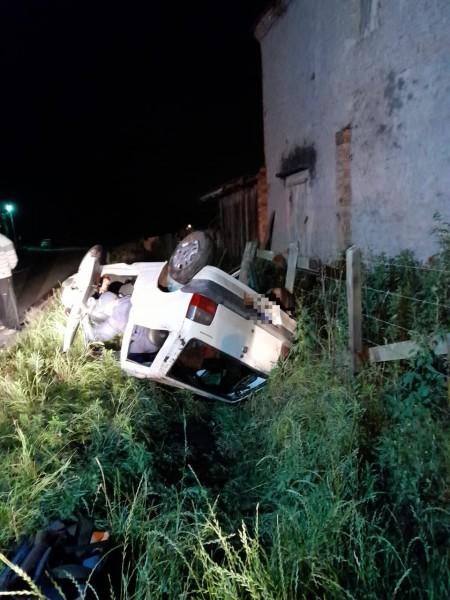 Motorista perde o controle de veículo e capota na SC-390