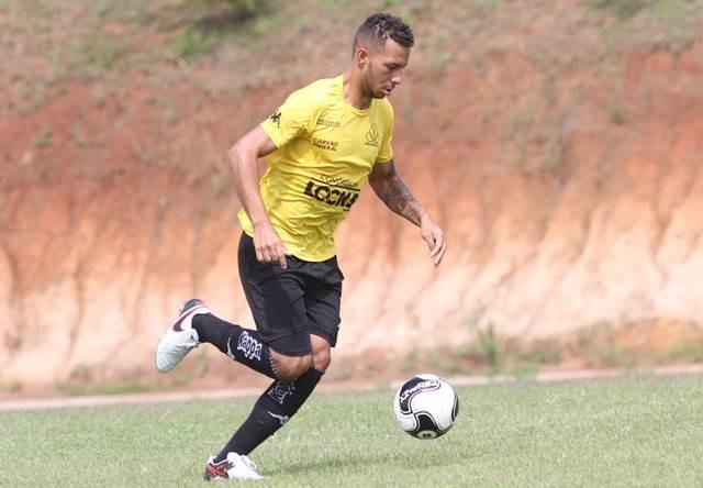 Após quase três meses, João Afonso volta a treinar com bola