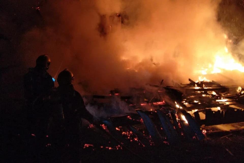 Casa de madeira tem estrutura danificada por incêndio em Criciúma