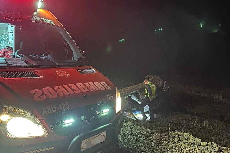 Motorista fica ferida após capotar carro em Turvo