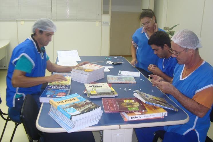Colaboradores montam a própria biblioteca na empresa