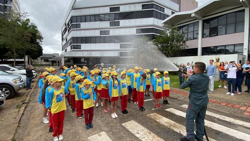 Com o Corpo de Bombeiros, Içara forma 160 alunos no Projeto Golfinho