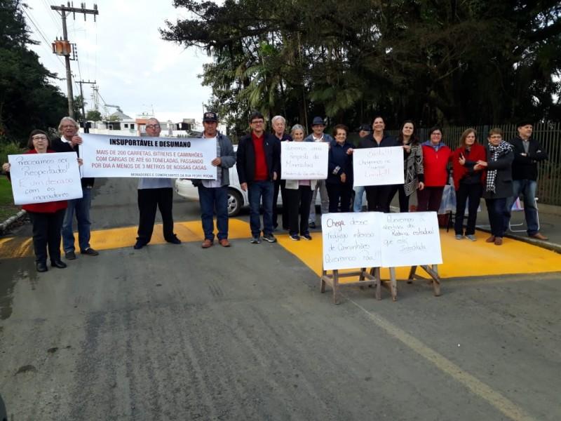 Moradores fazem protesto e bloqueiam acesso à mineradora em Maracajá