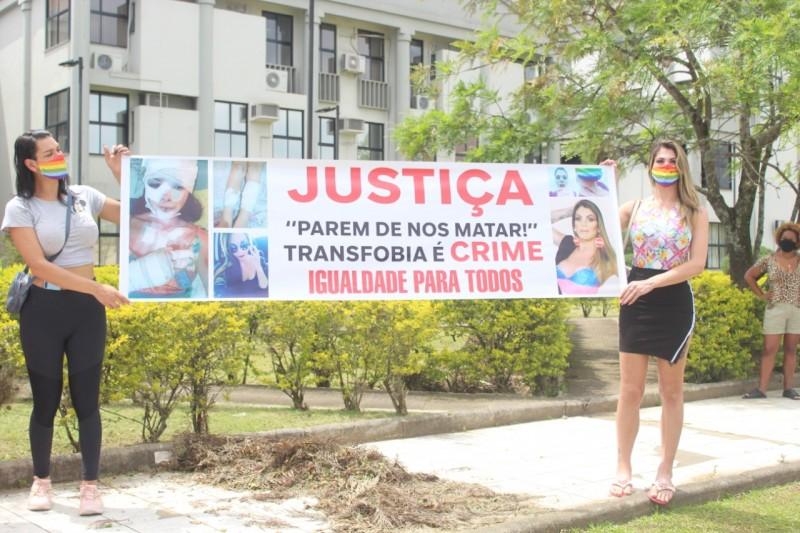 Manifestantes protestam contra violência transfóbica em Criciúma 