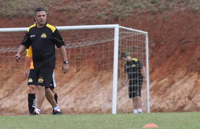 Luizinho Vieira orienta treino técnico-tático no CT