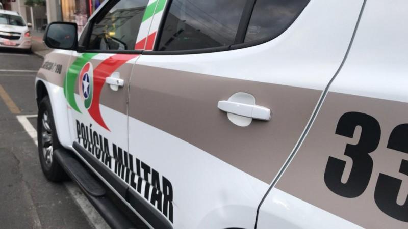 Com ajuda de cão policial, PM flagra mulher com drogas em Tubarão