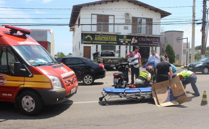 Motociclista fica ferida após ser atingida por veículo