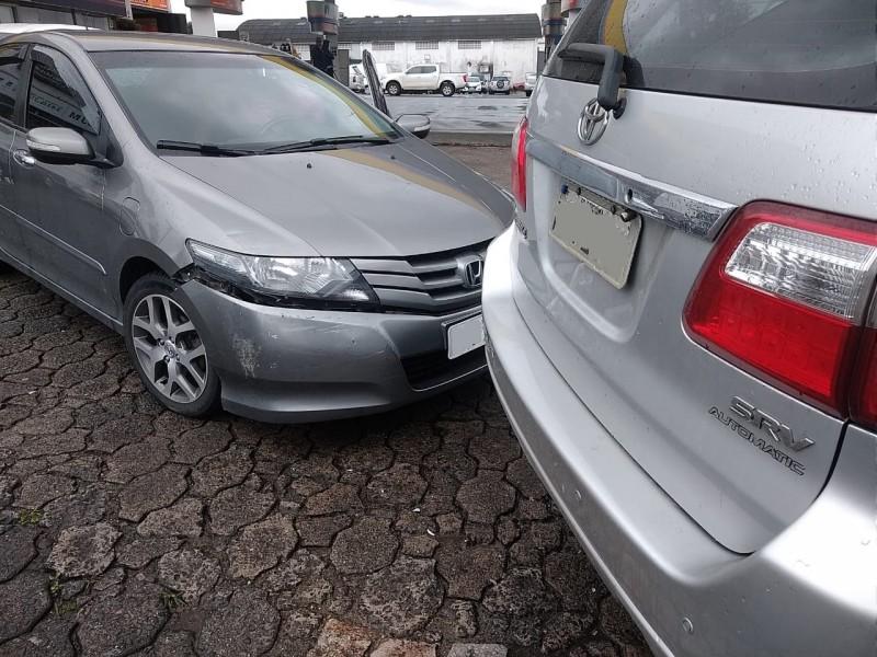 Colisão traseira é registrada no Pinheirinho