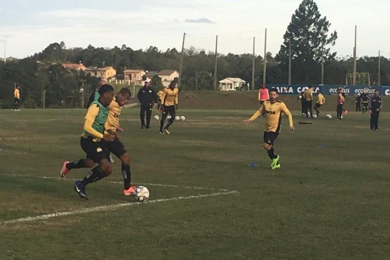 Três jogadores na briga por duas vagas
