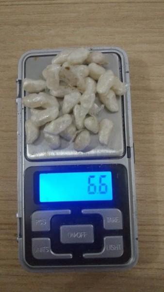 Adolescente tenta esconder oito pedras de crack na boca, mas acaba apreendida pela PM