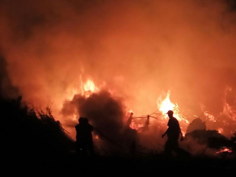 Brincadeira de criança resulta em fogo em terreno baldio