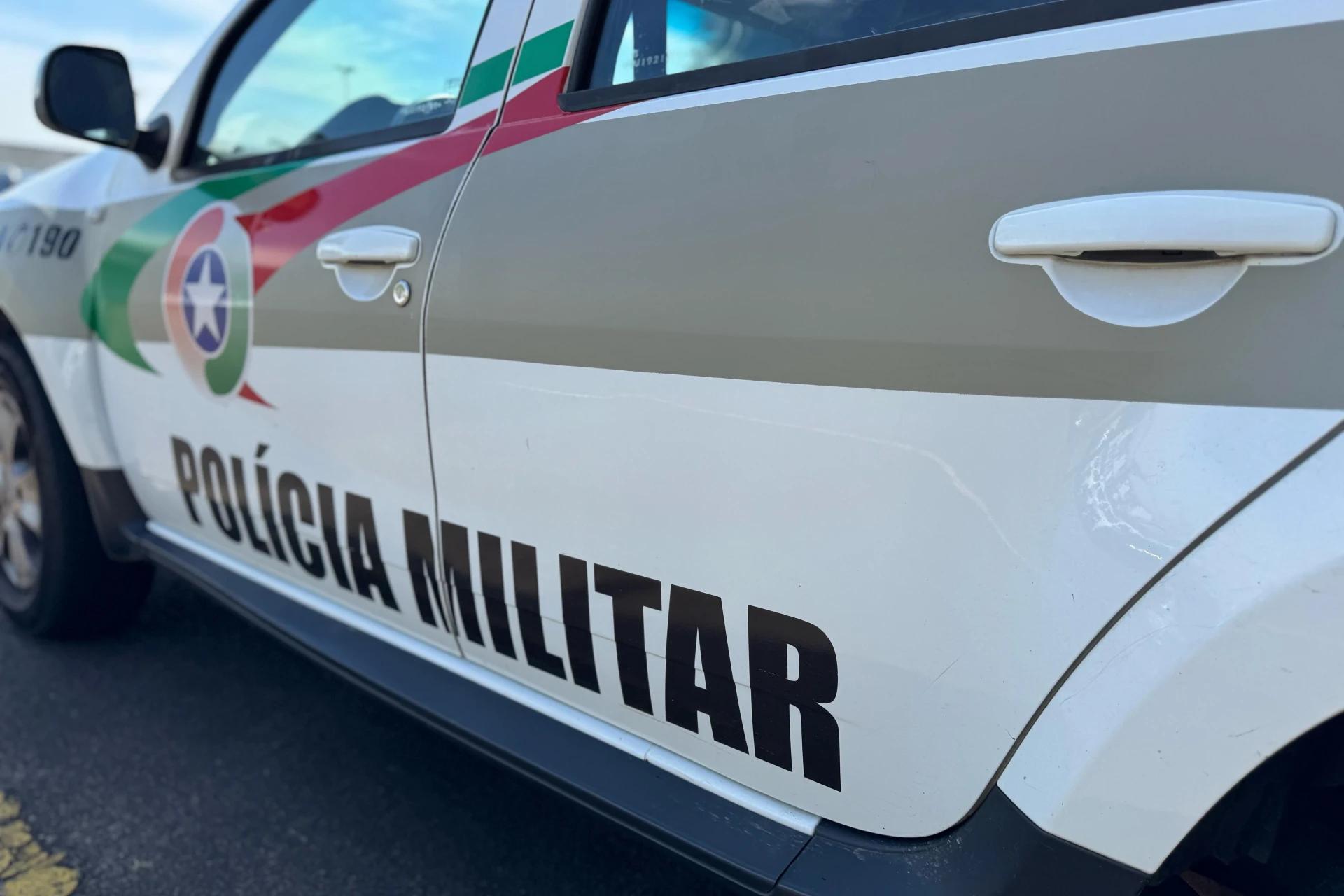 Criciúma: três pessoas são presas com arma carregada e drogas em veículo