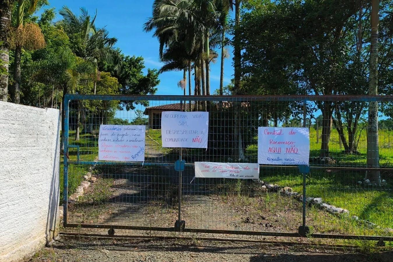 Instalação da Central do Recomeço gera protesto em comunidade de Criciúma; veja fotos
