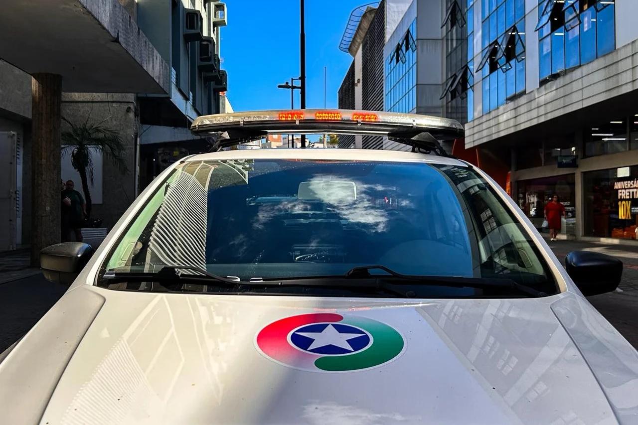 Criciúma: motorista com documento do carro vencido e motociclista sem CNH se envolvem em acidente
