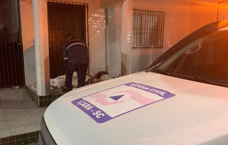 Defesa Civil de Içara e voluntários distribuem agasalhos nas ruas